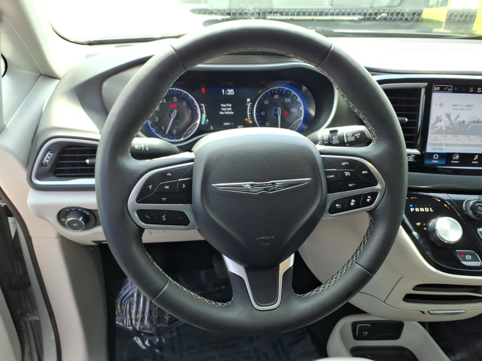Used 2024 Chrysler Pacifica Touring-L image 7