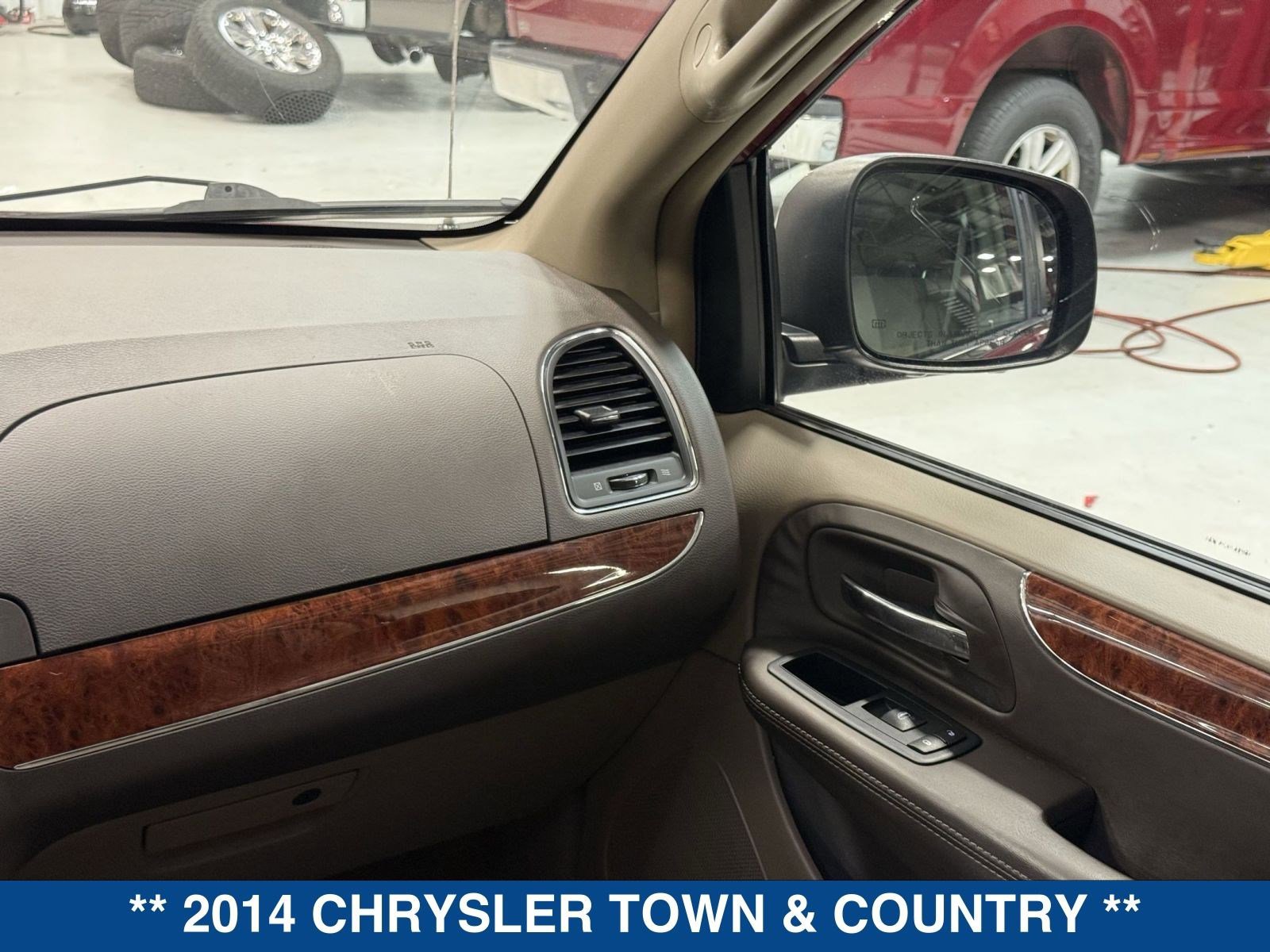 Used 2014 Chrysler Town & Country Touring-L image 17