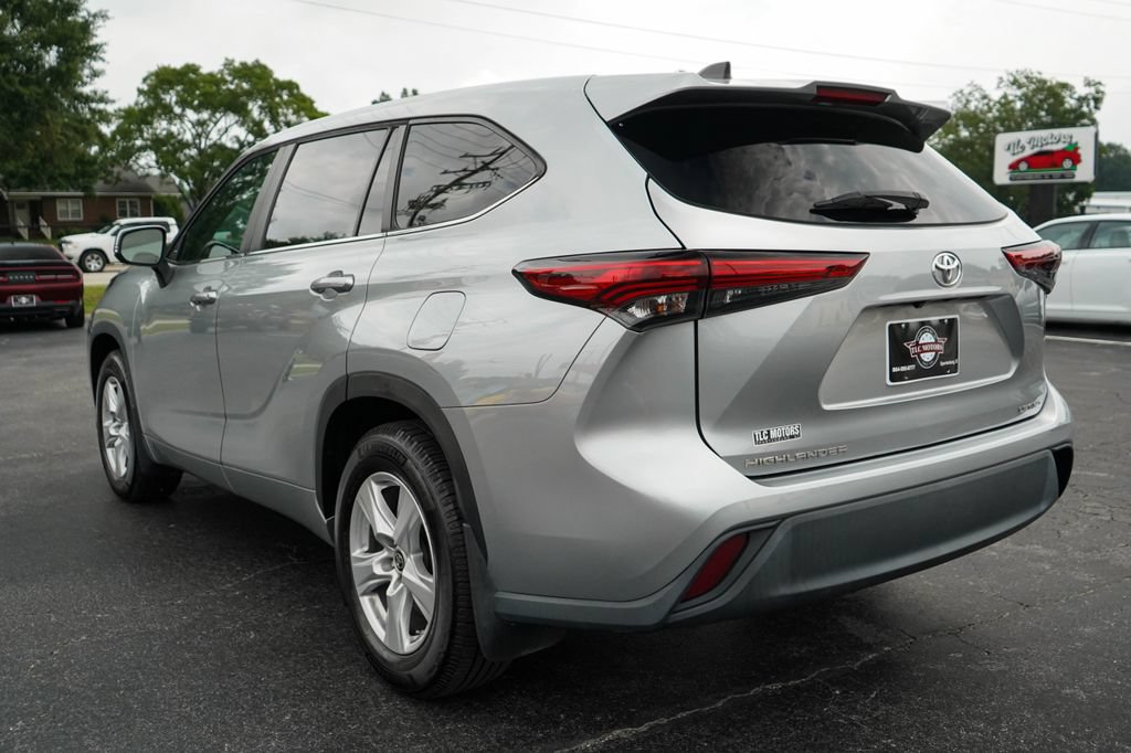 Used 2023 Toyota Highlander LE AWD/4WD image 3