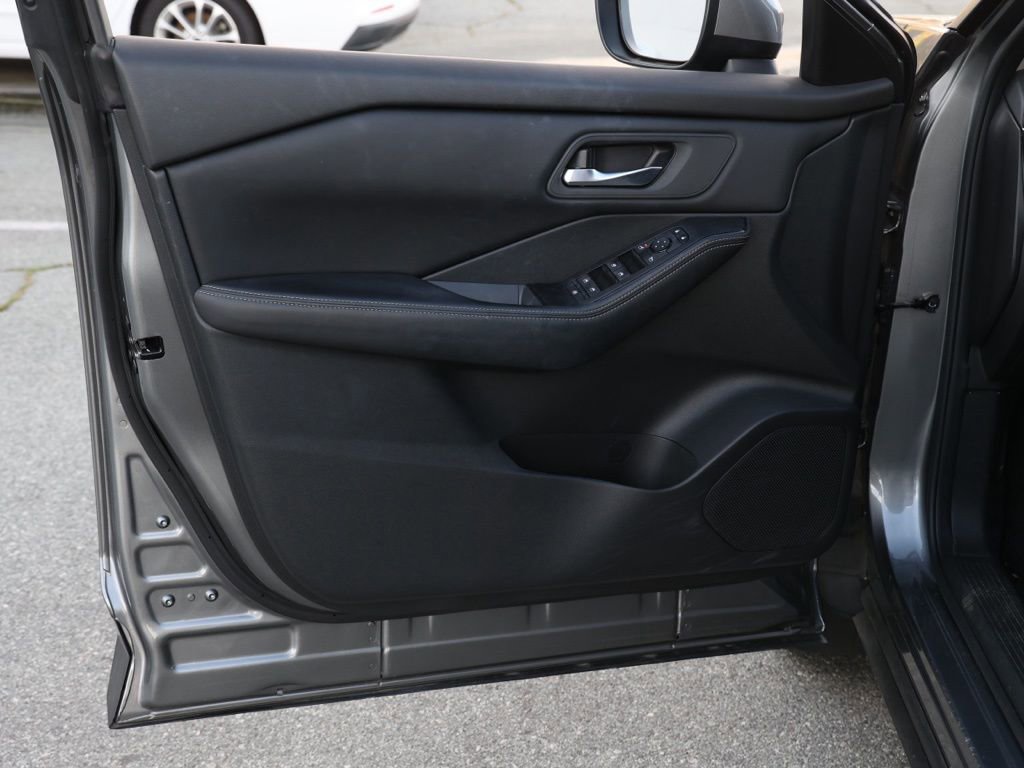 Used 2024 Nissan Rogue SV image 23