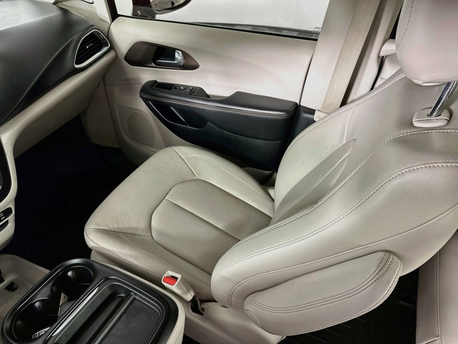 Used 2017 Chrysler Pacifica Touring-L FWD image 23