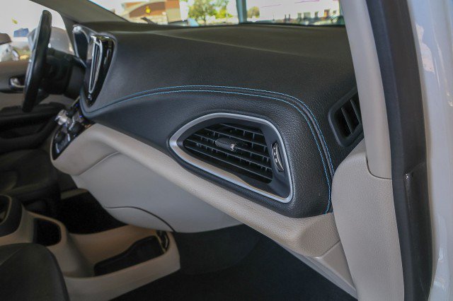 Used 2021 Chrysler Pacifica Touring-L FWD image 38