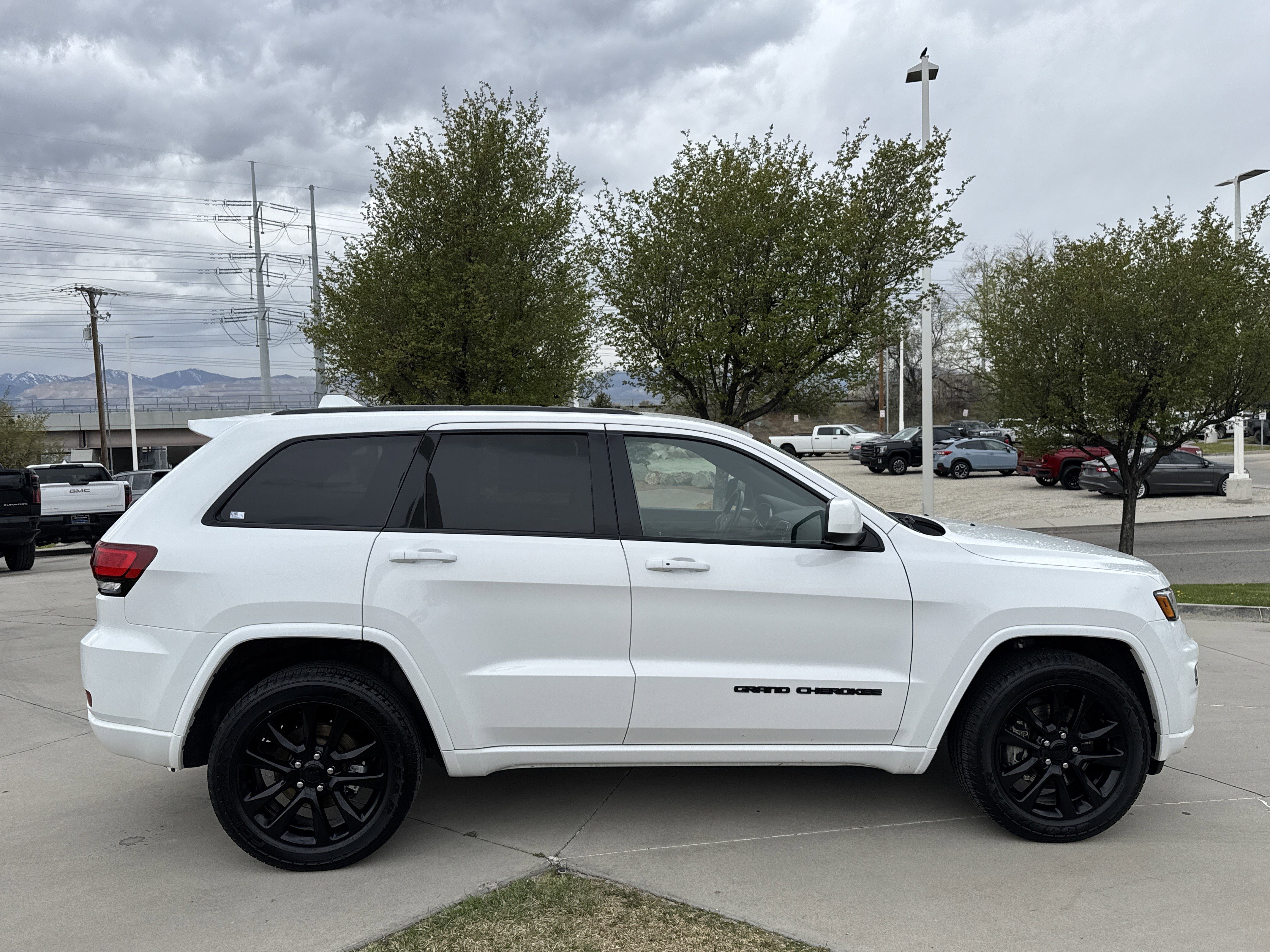 Used 2021 Jeep Grand Cherokee Laredo X image 6