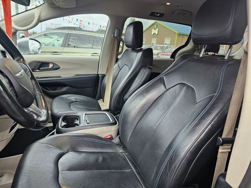 Used 2021 Chrysler Pacifica Touring-L image 24
