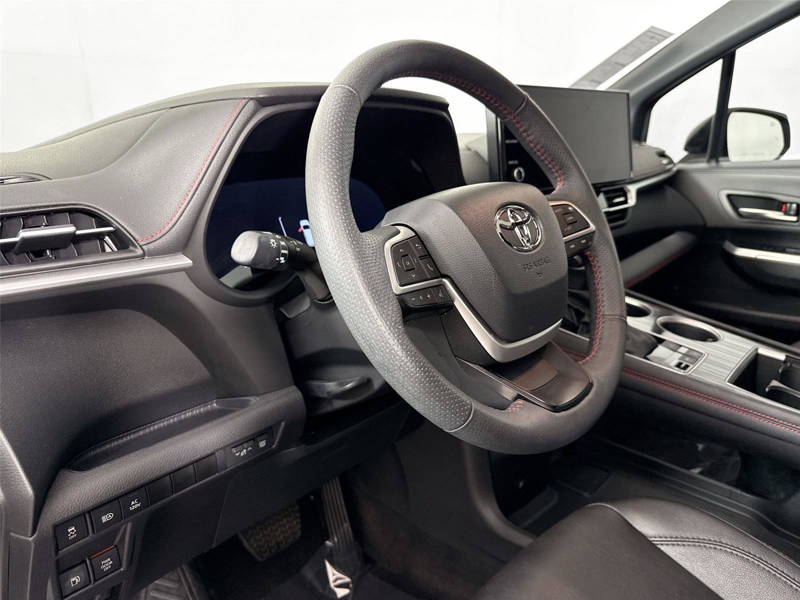 Certified 2025 Toyota Sienna XSE w/ XSE Plus Package FWD image 4