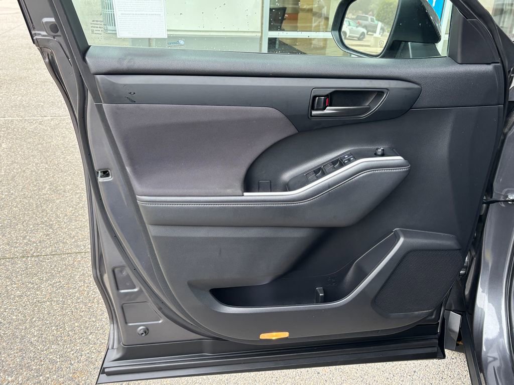 Used 2022 Toyota Highlander LE image 27