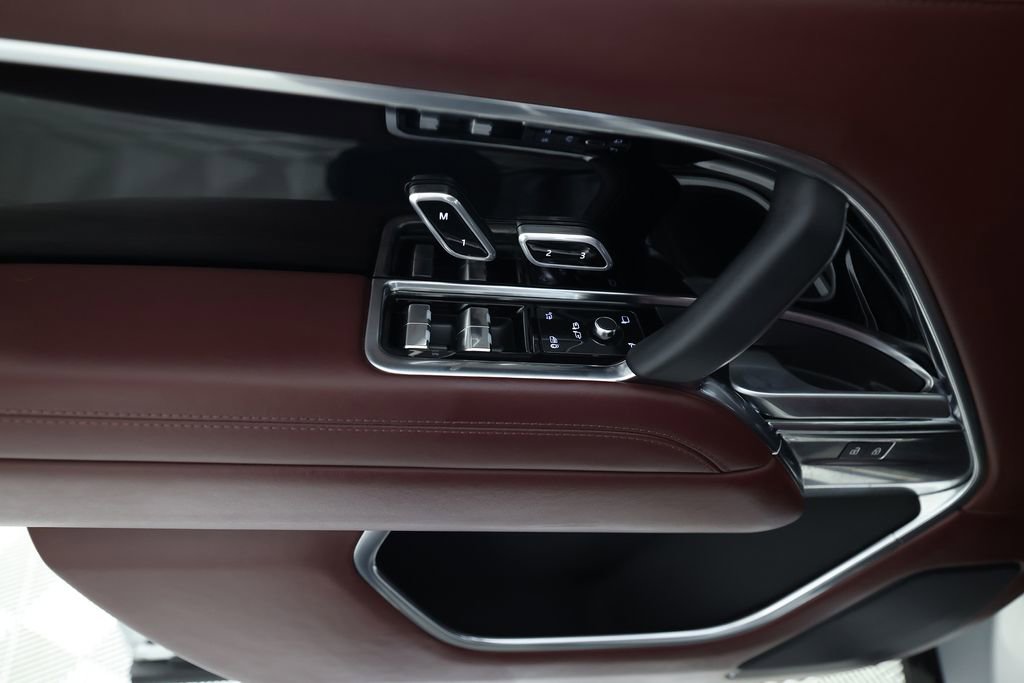 Used 2025 Land Rover Range Rover SE AWD/4WD image 16