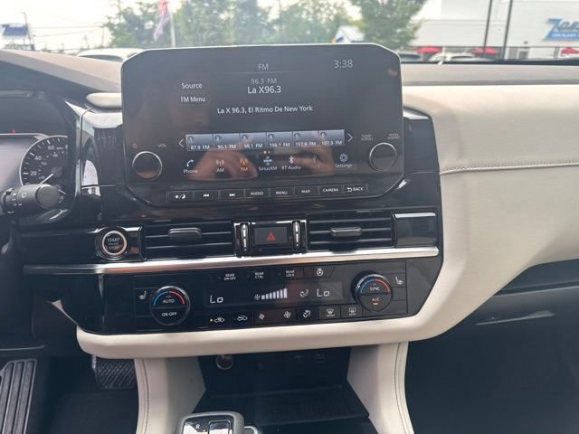 Used 2023 Nissan Pathfinder SL w/ Black Appearance Package AWD/4WD image 17