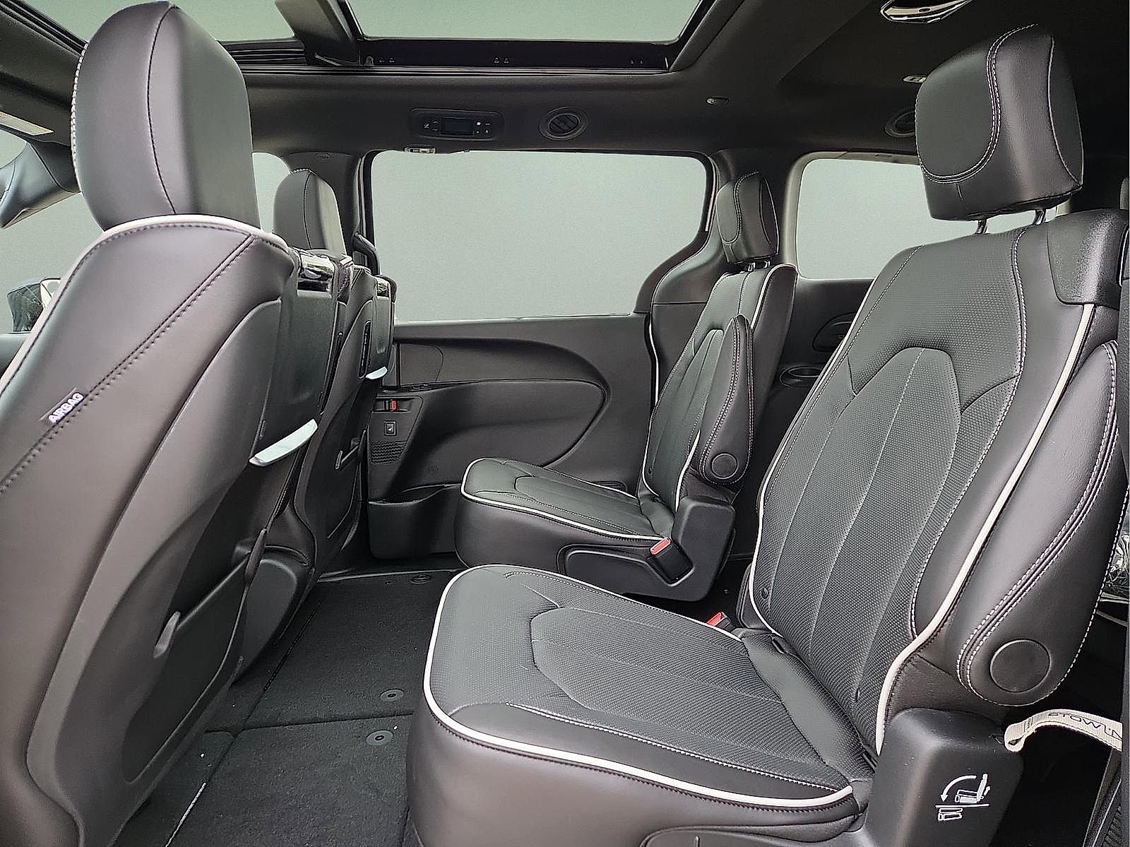 New 2026 Chrysler Pacifica Limited w/ Uconnect Theater Family Group image 11