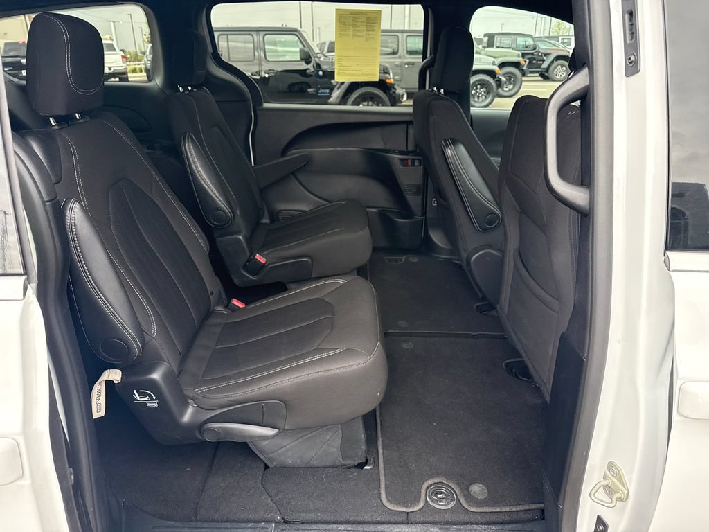Used 2024 Chrysler Pacifica Touring FWD image 29