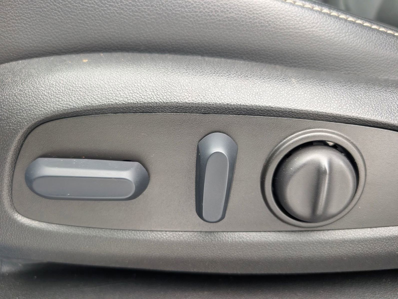 Used 2023 GMC Acadia SLT image 12