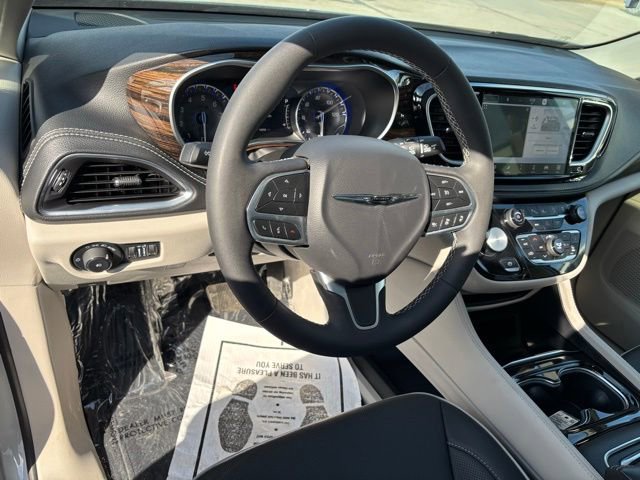 Used 2024 Chrysler Pacifica Limited image 17