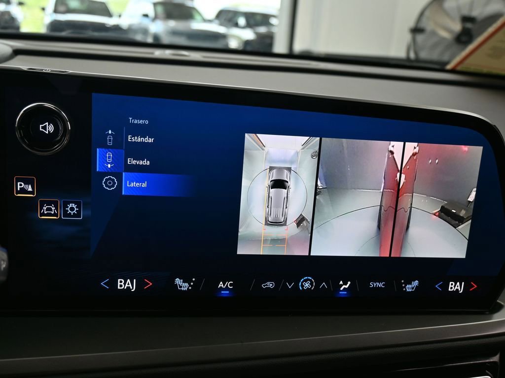 Used 2024 Chevrolet Traverse LT FWD image 23