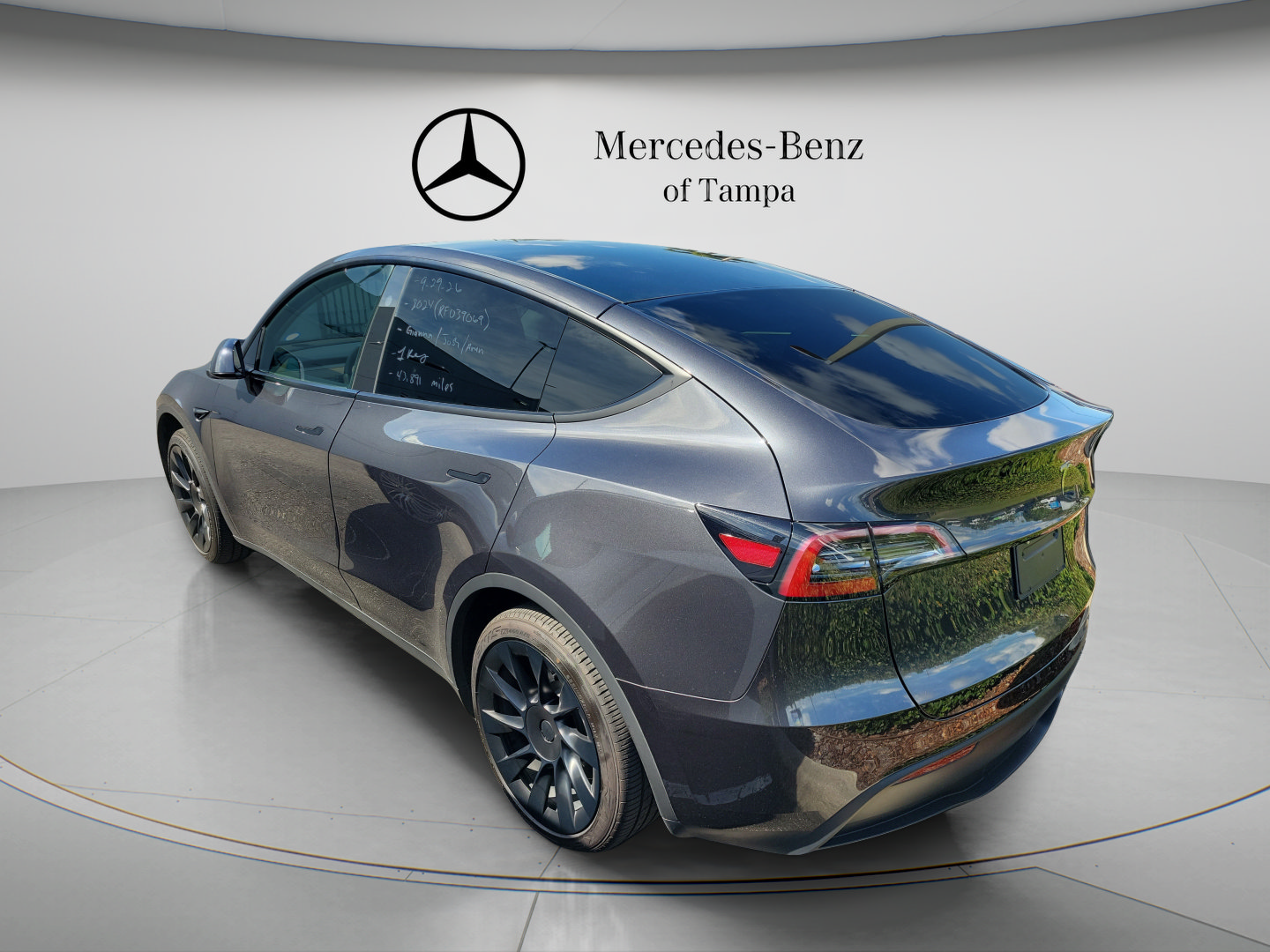 Used 2024 Tesla Model Y Long Range RWD image 3