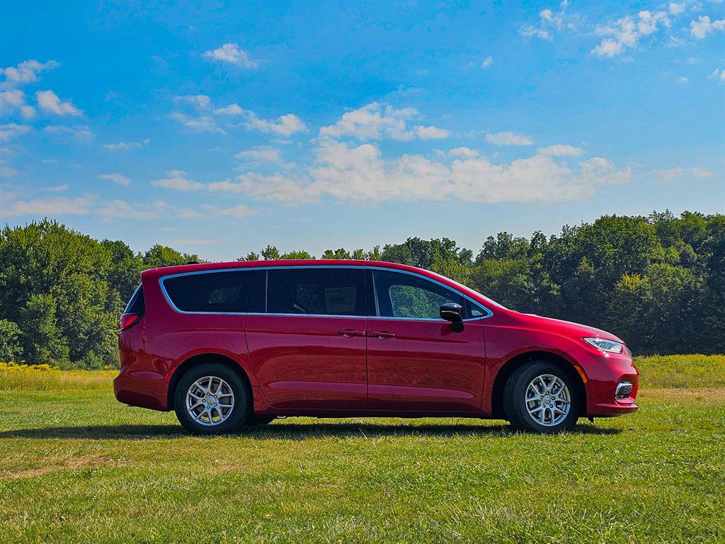 New 2026 Chrysler Pacifica Select image 3