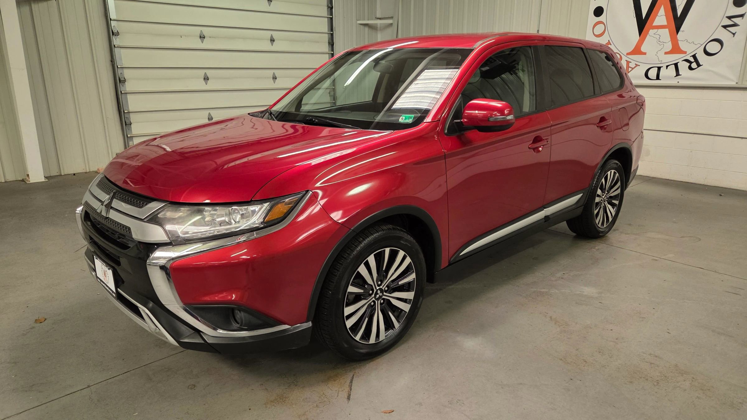 Used 2019 Mitsubishi Outlander SE image 2