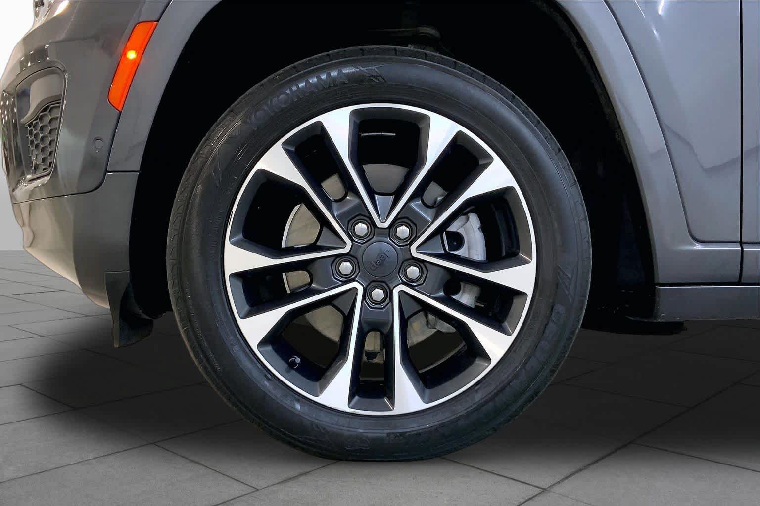 Used 2022 Jeep Grand Cherokee L Overland w/ Luxury Tech Group IV AWD/4WD image 10