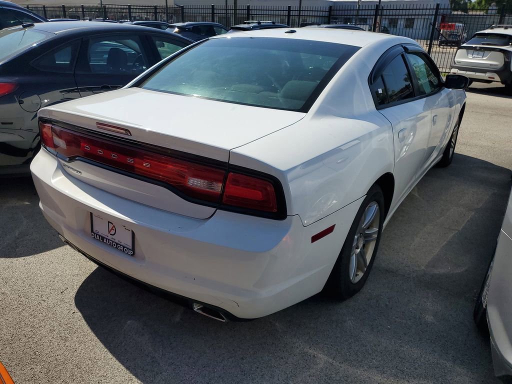 Used 2011 Dodge Charger SE RWD image 4