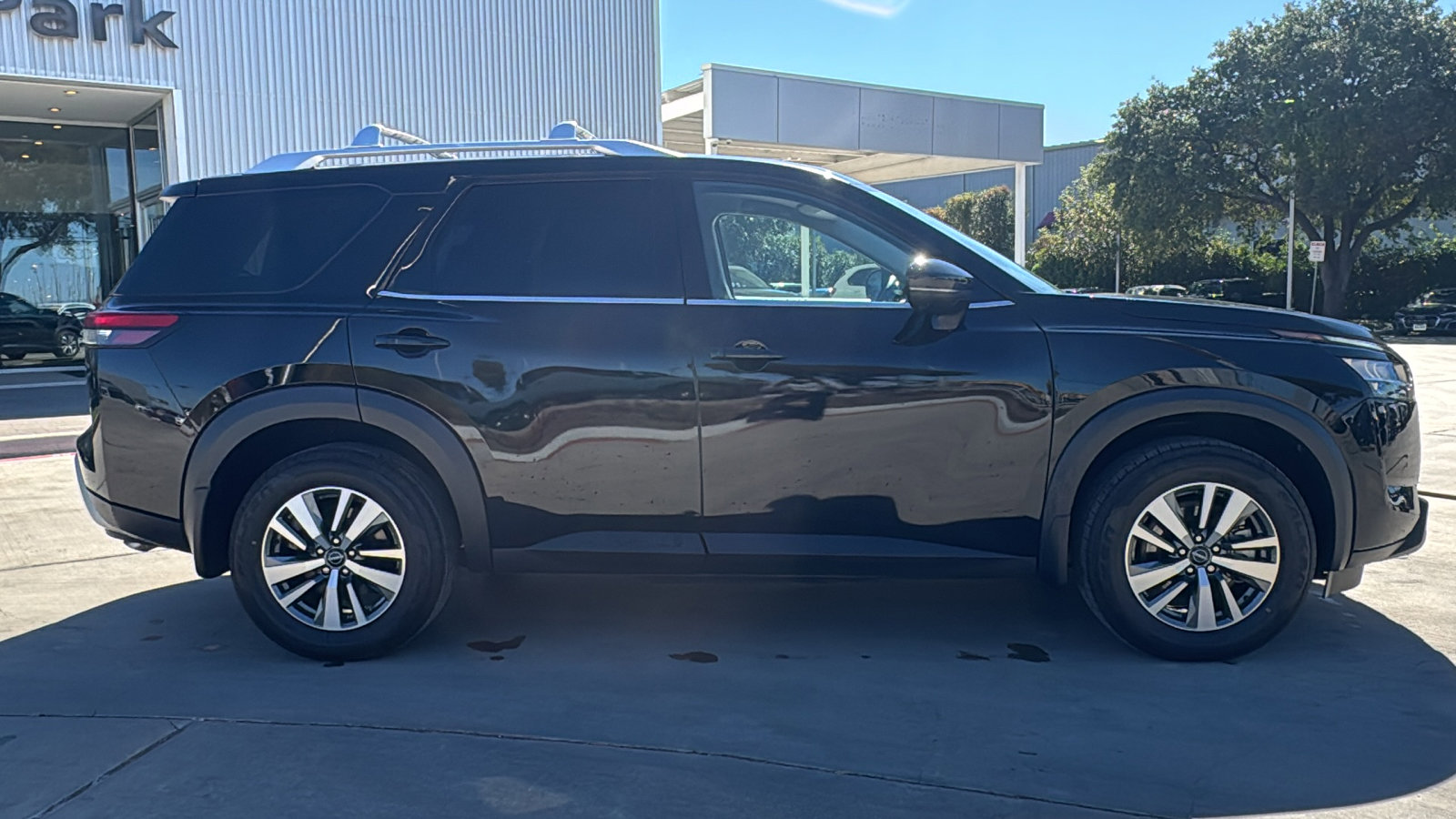 Used 2023 Nissan Pathfinder SL w/ Black Appearance Package image 8