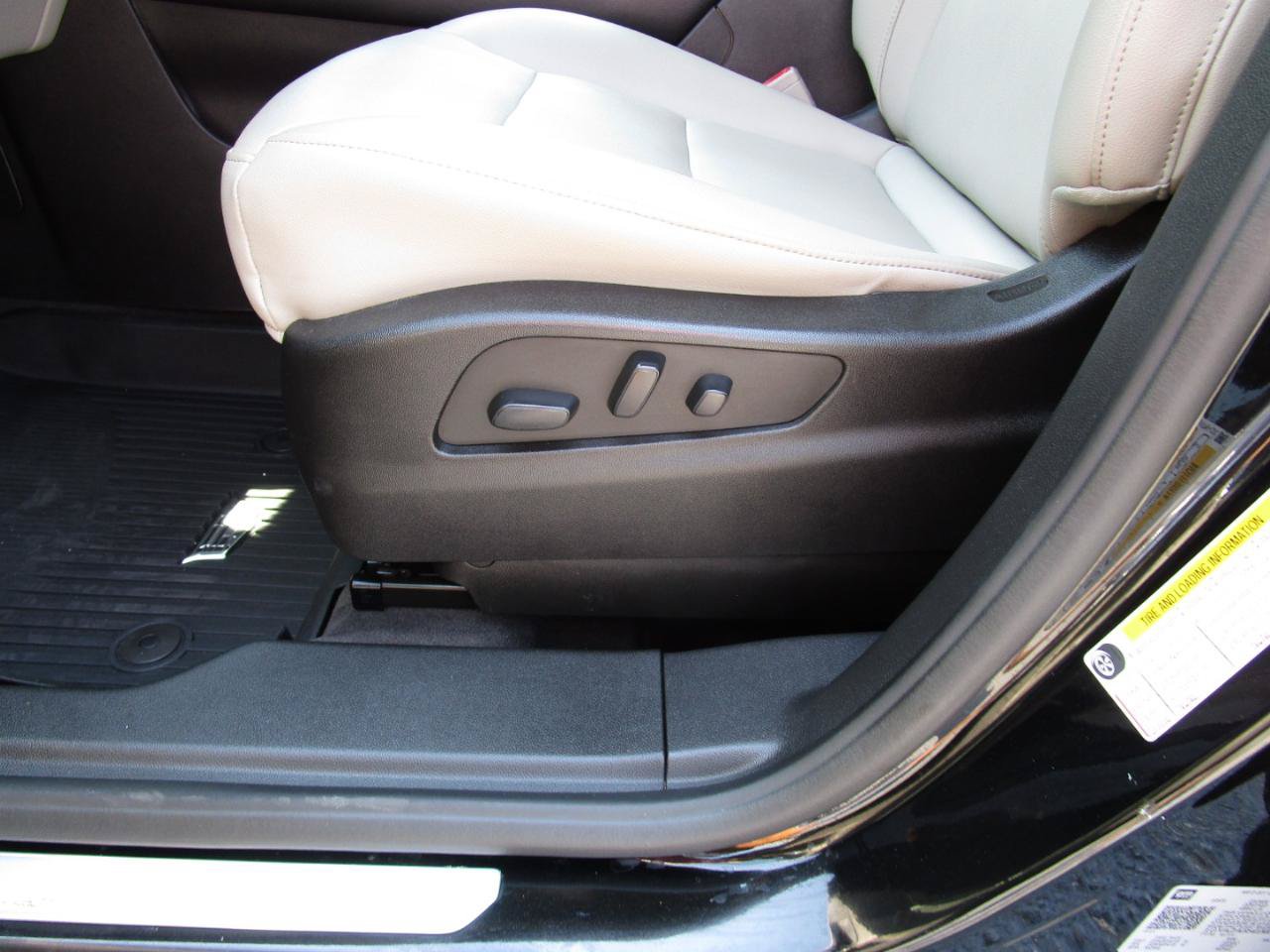 Used 2021 Cadillac XT4 Luxury w/ Cold Weather Package FWD image 12