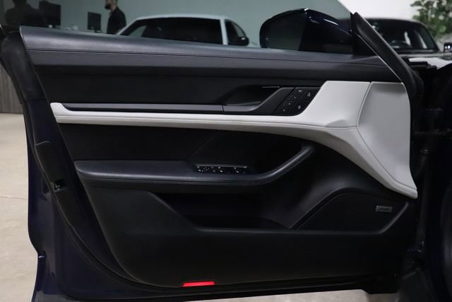 Used 2022 Porsche Taycan RWD image 9