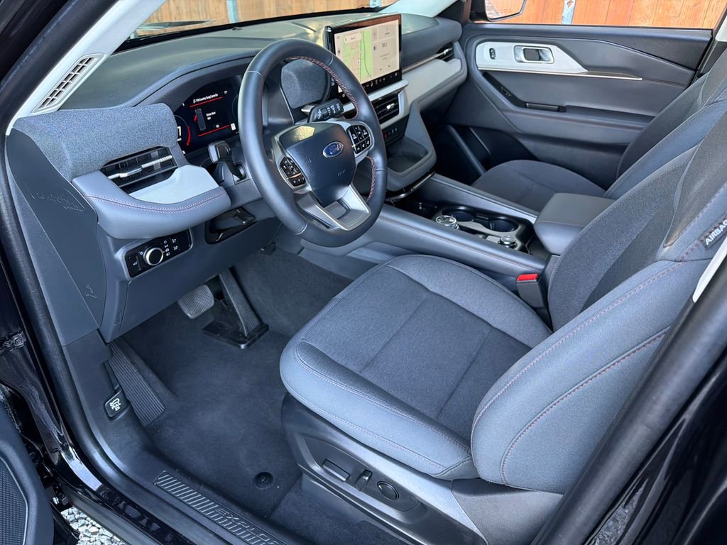 Used 2025 Ford Explorer Active image 2