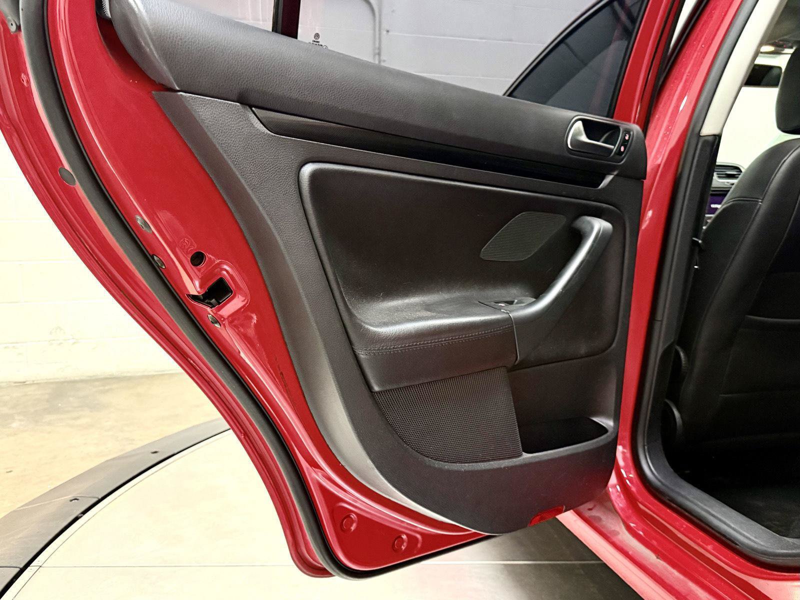 Used 2012 Volkswagen Jetta TDI FWD image 16