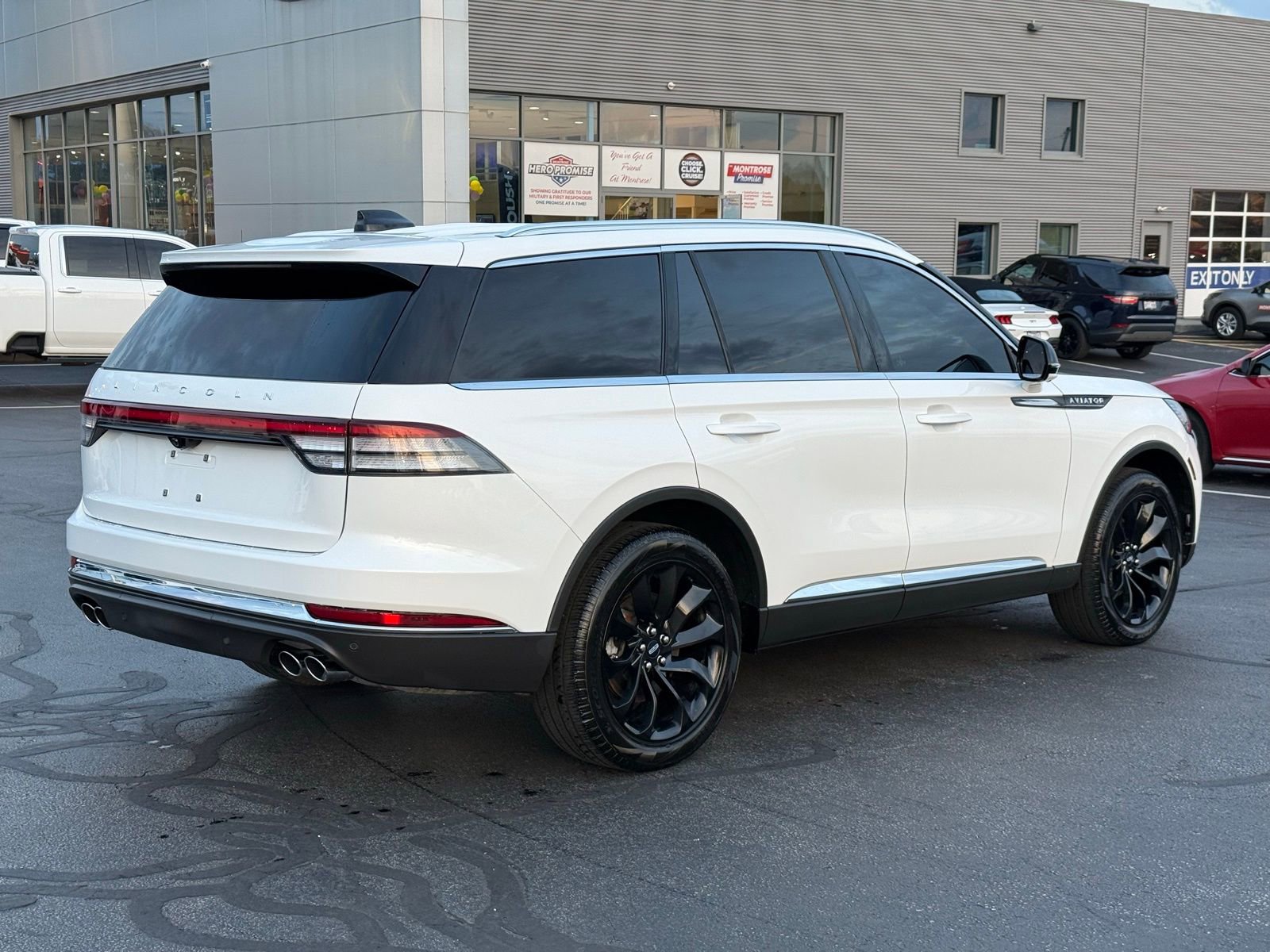 Used 2025 Lincoln Aviator Reserve w/ Illumination Package AWD/4WD image 3