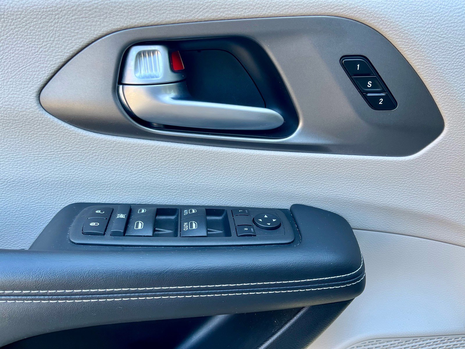 Used 2024 Chrysler Pacifica Touring-L FWD image 11