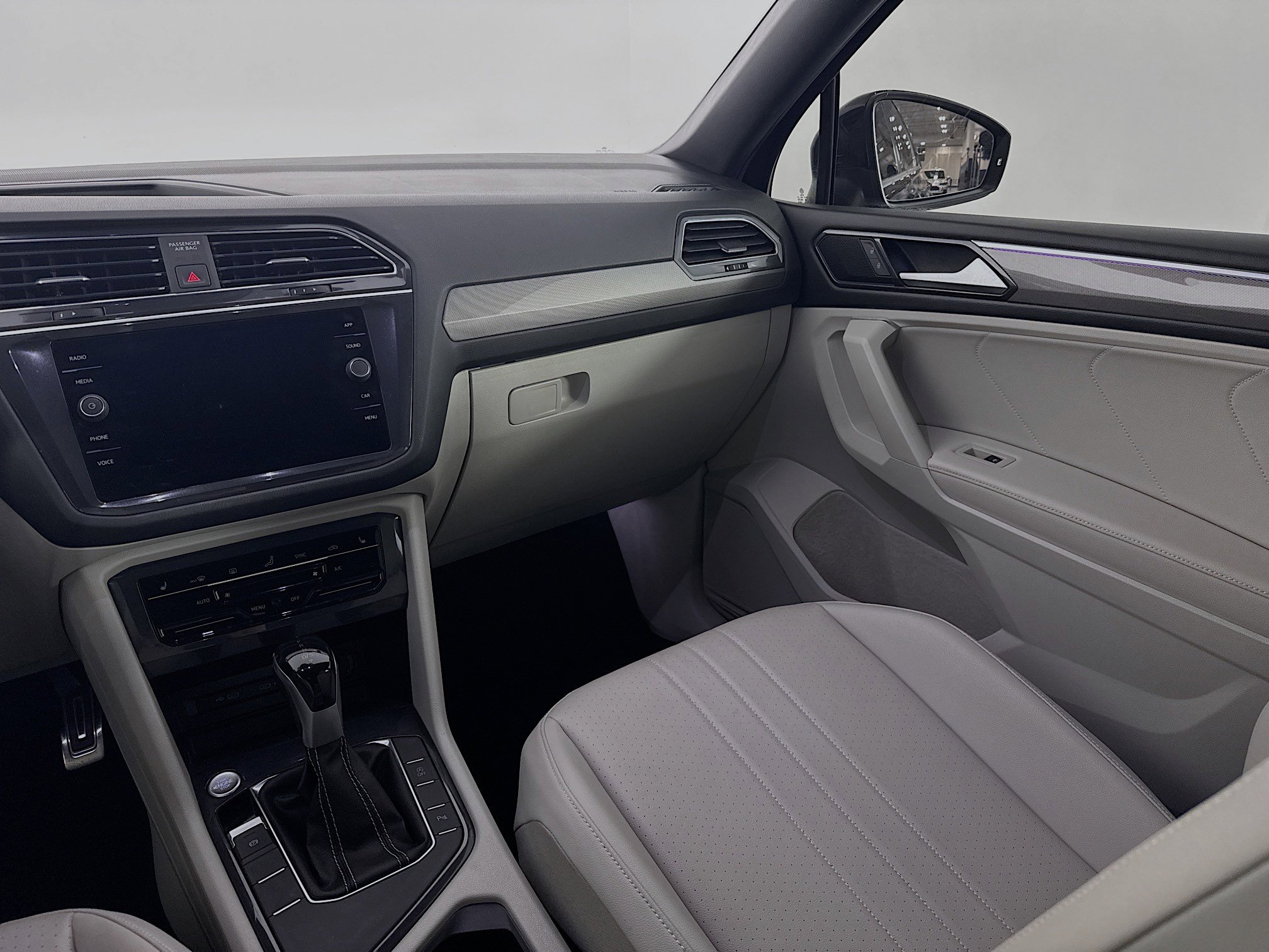 Used 2022 Volkswagen Tiguan SE R-Line image 23