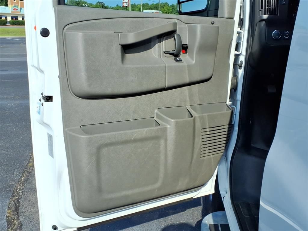 Used 2025 Chevrolet Express 2500 w/ Driver Convenience Package RWD image 4