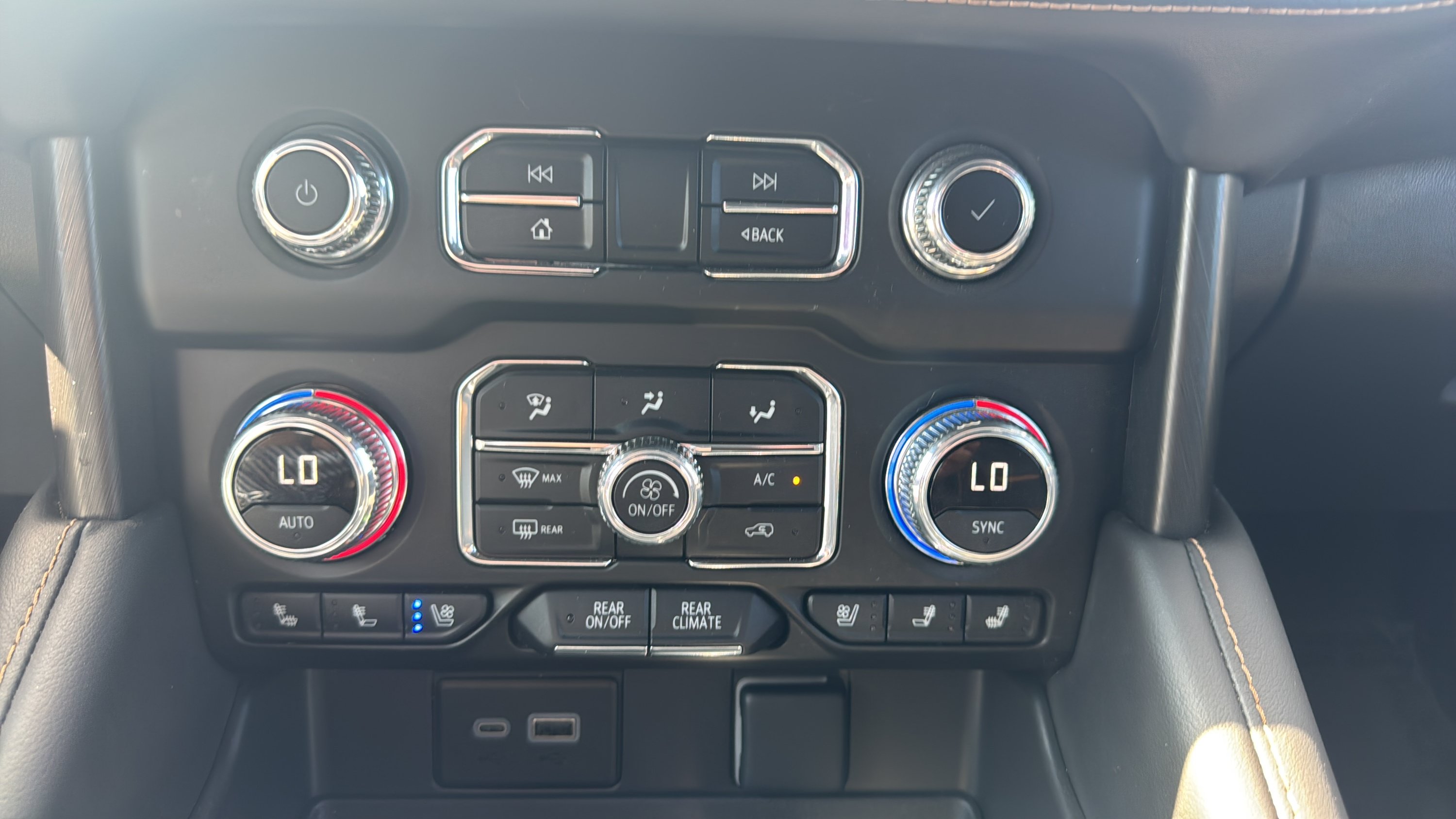 Used 2024 GMC Yukon AT4 w/ Technology Package AWD/4WD image 19