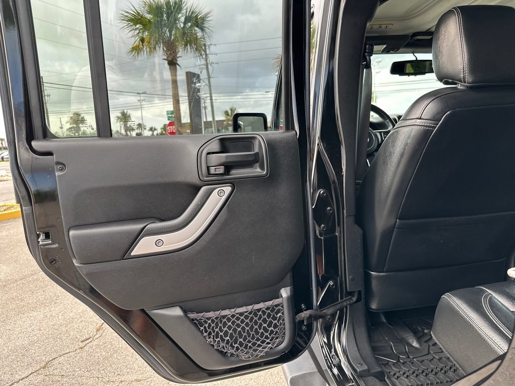 Used 2017 Jeep Wrangler Unlimited Sahara w/ Connectivity Group AWD/4WD image 12