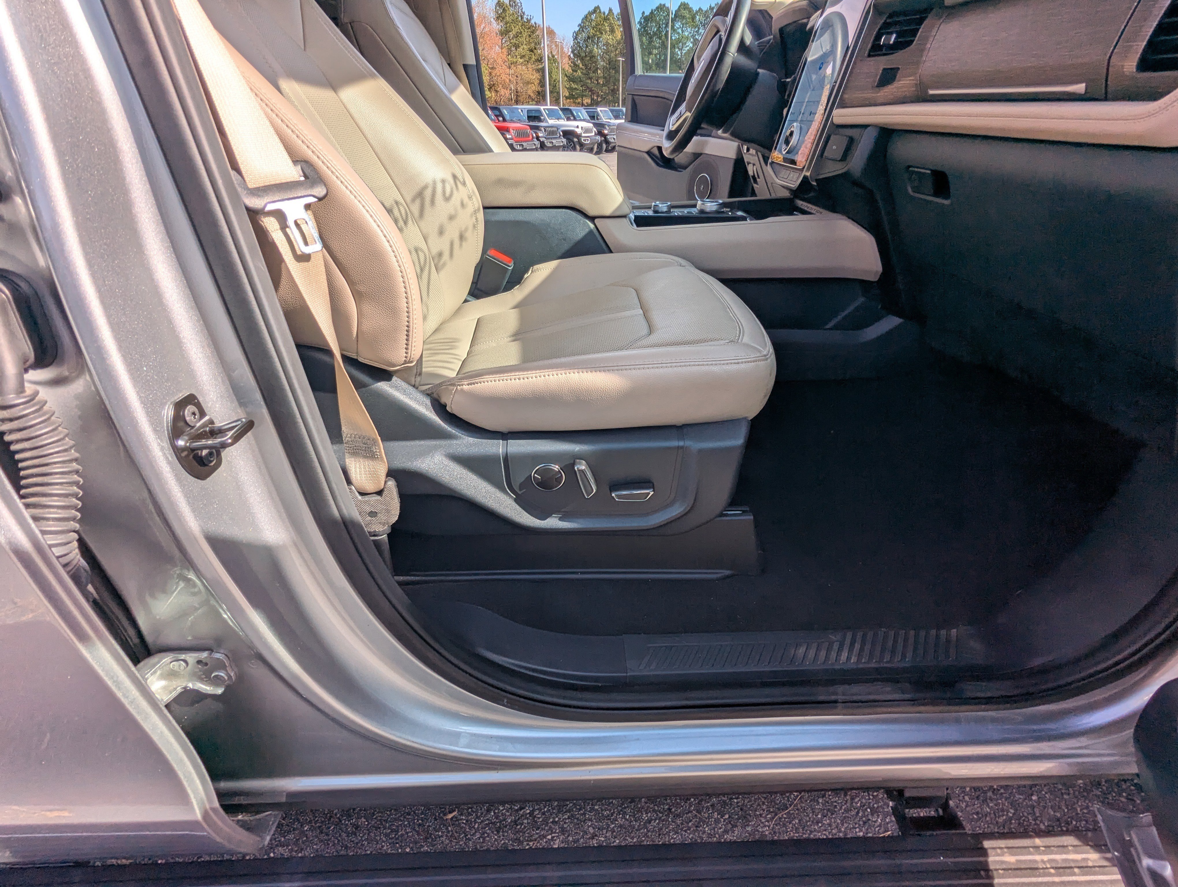 Used 2024 Ford Expedition Limited image 15