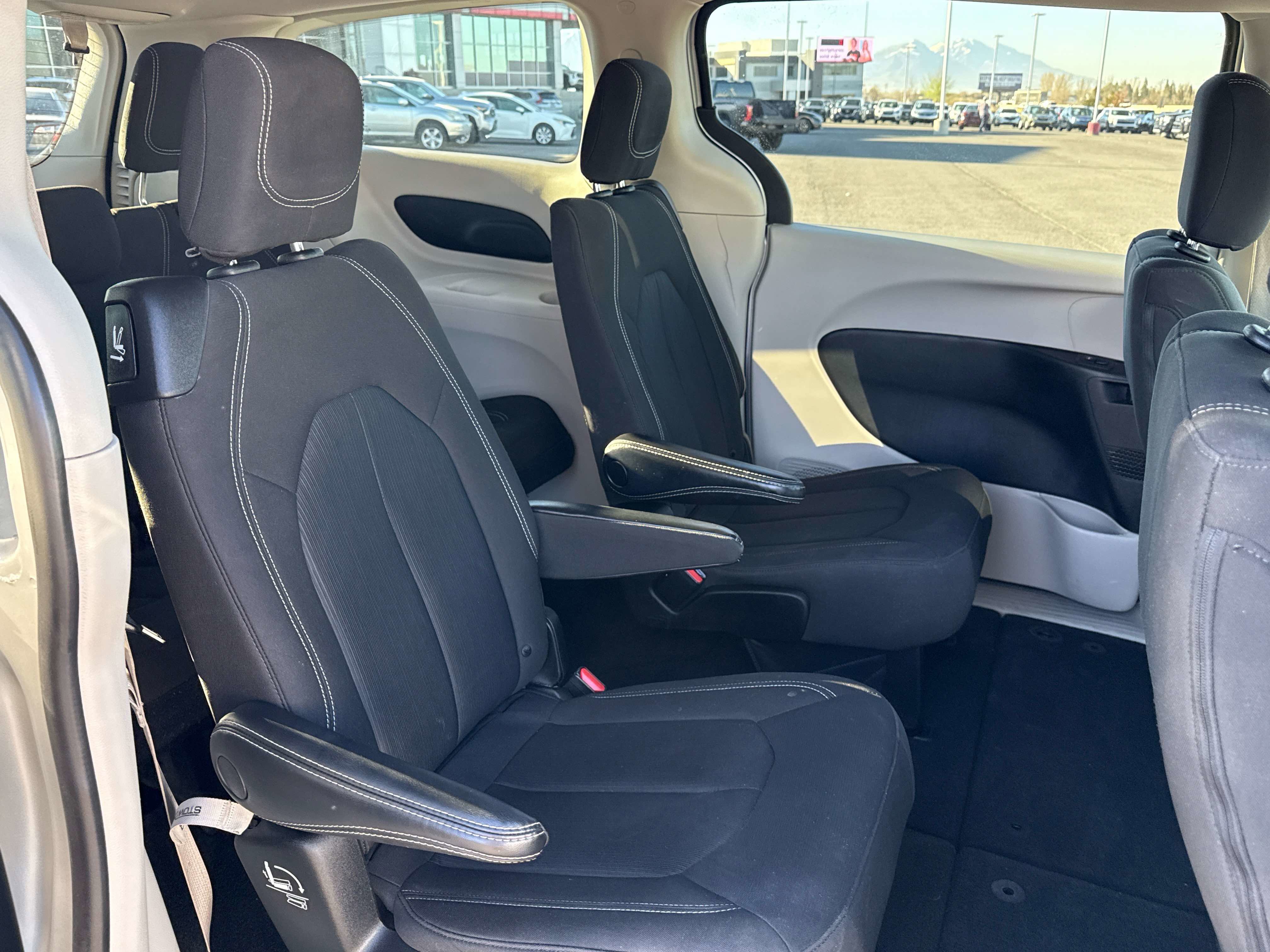 Used 2022 Chrysler Voyager LX image 16