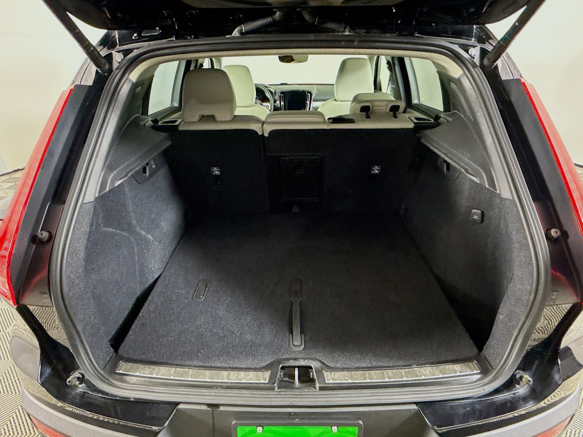 Used 2024 Volvo XC40 B5 Plus image 35