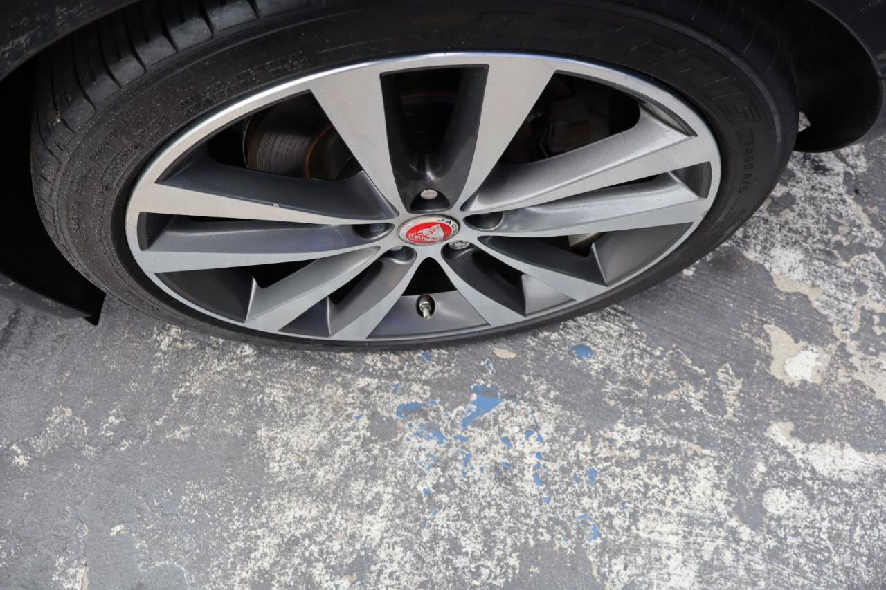 Used 2018 Jaguar XE Prestige RWD image 30