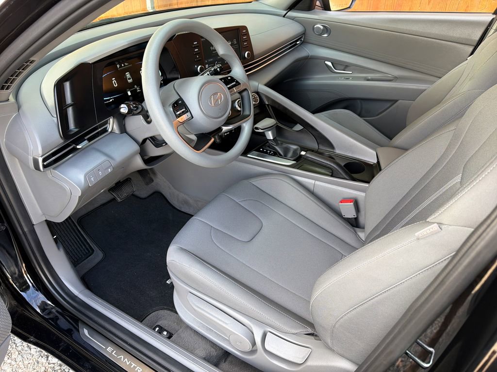Used 2025 Hyundai Elantra SE image 2
