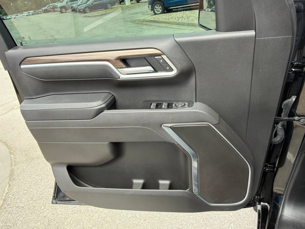 Used 2025 Chevrolet Silverado 1500 LT AWD/4WD image 32