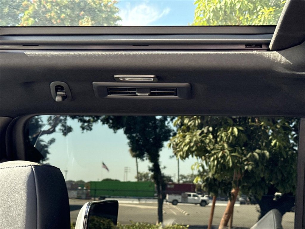 Used 2024 Cadillac Escalade ESV Premium Luxury image 21