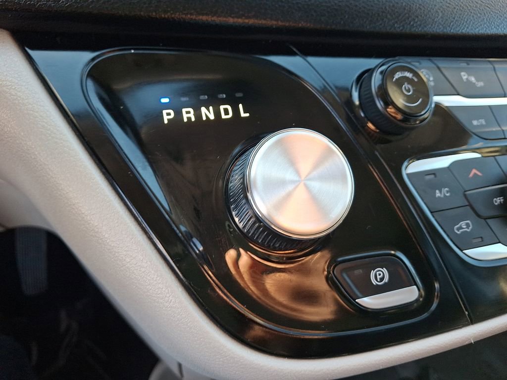 Used 2023 Chrysler Pacifica Touring-L image 17