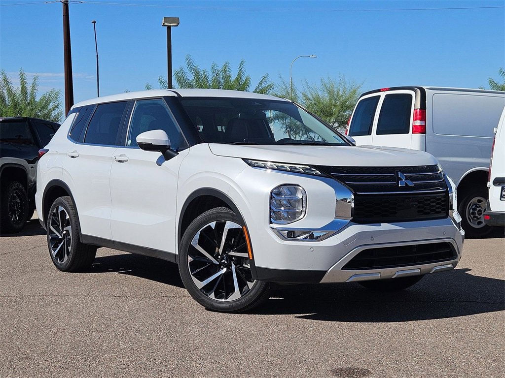 Used 2024 Mitsubishi Outlander SE Black Edition image 2