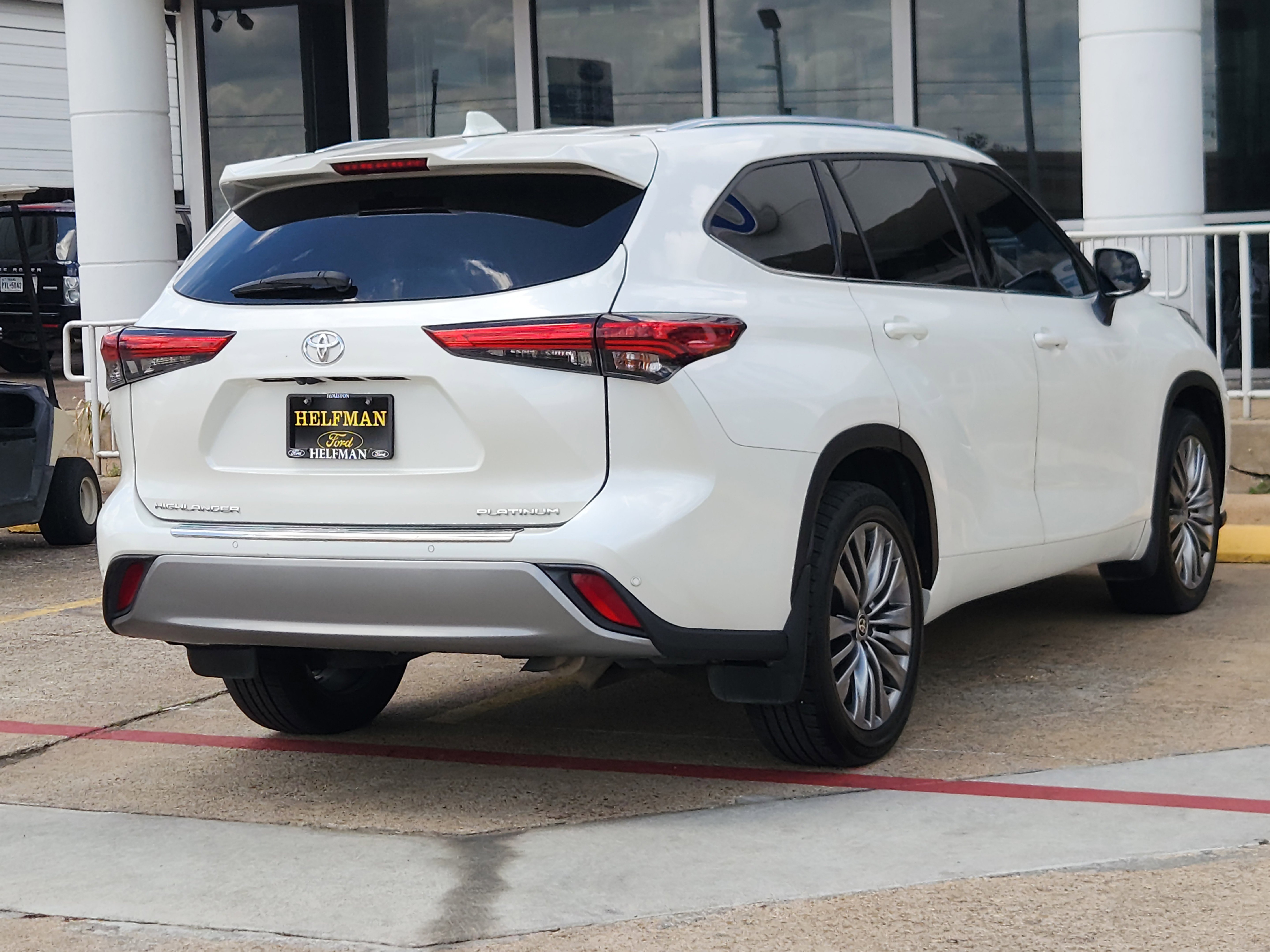 Used 2020 Toyota Highlander Platinum image 3