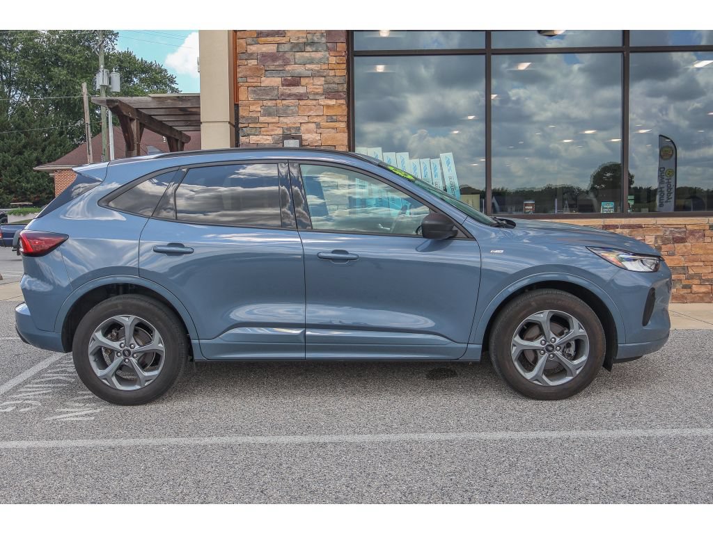 Used 2023 Ford Escape ST-Line w/ Tech Pack #1 AWD/4WD image 2