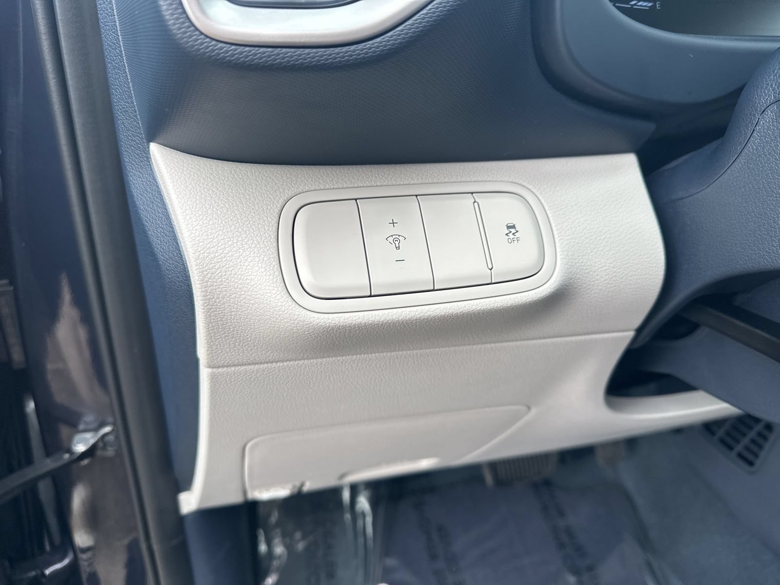Used 2025 Hyundai Venue Limited FWD image 13