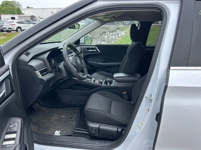 Used 2024 Mitsubishi Outlander ES AWD/4WD image 7
