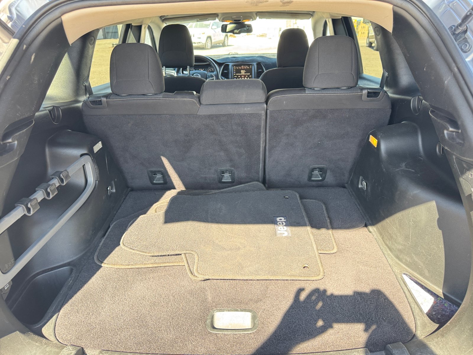 Used 2017 Jeep Cherokee Latitude w/ Comfort/Convenience Group FWD image 30