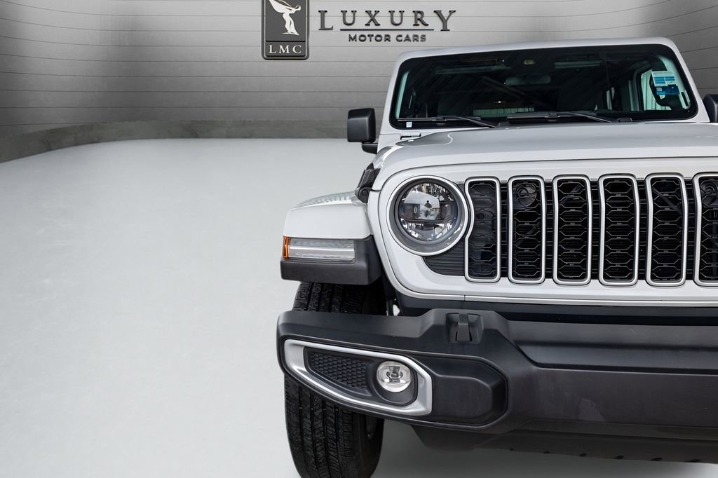 Used 2025 Jeep Wrangler Unlimited Sahara AWD/4WD image 18