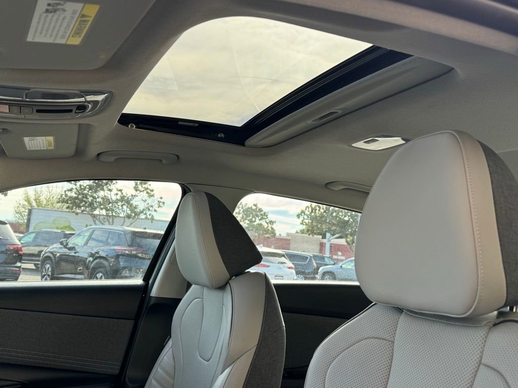 Used 2023 Hyundai Elantra Limited image 18