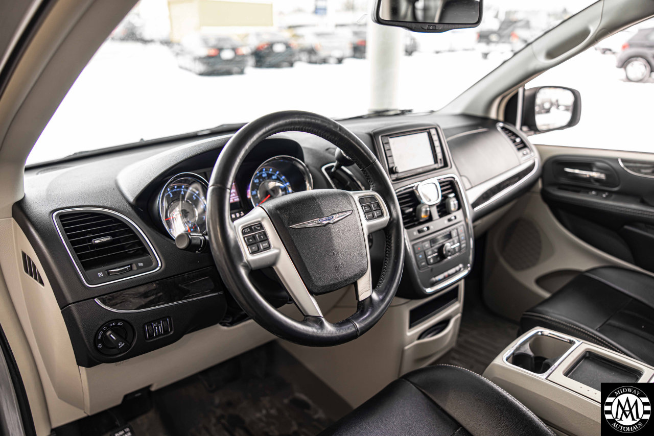 Used 2015 Chrysler Town & Country Touring-L w/ Driver Convenience Group image 12